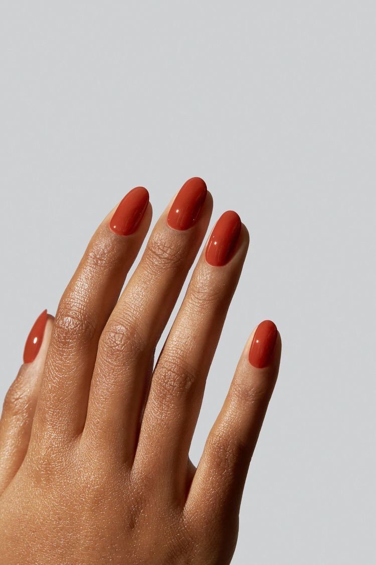 Adeus, clássico vermelho. O tom tijolo invadiu as manicures e é a opção perfeita para quando os dias aquecerem