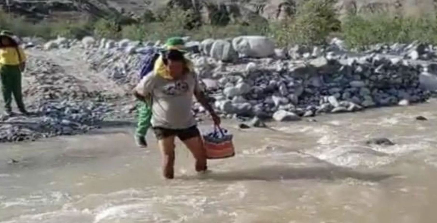Este professor leva todos os dias os alunos às costas para eles passarem um rio em segurança e irem à escola