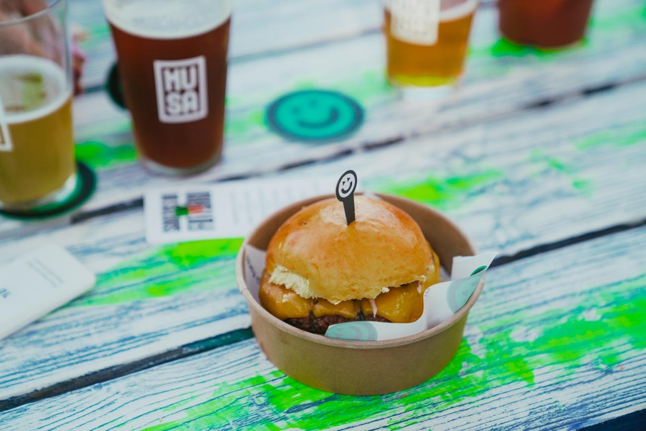 Esta carne sabe a carne, mas não o é. Confuso? Esclareça tudo com uma cerveja artesanal na mão