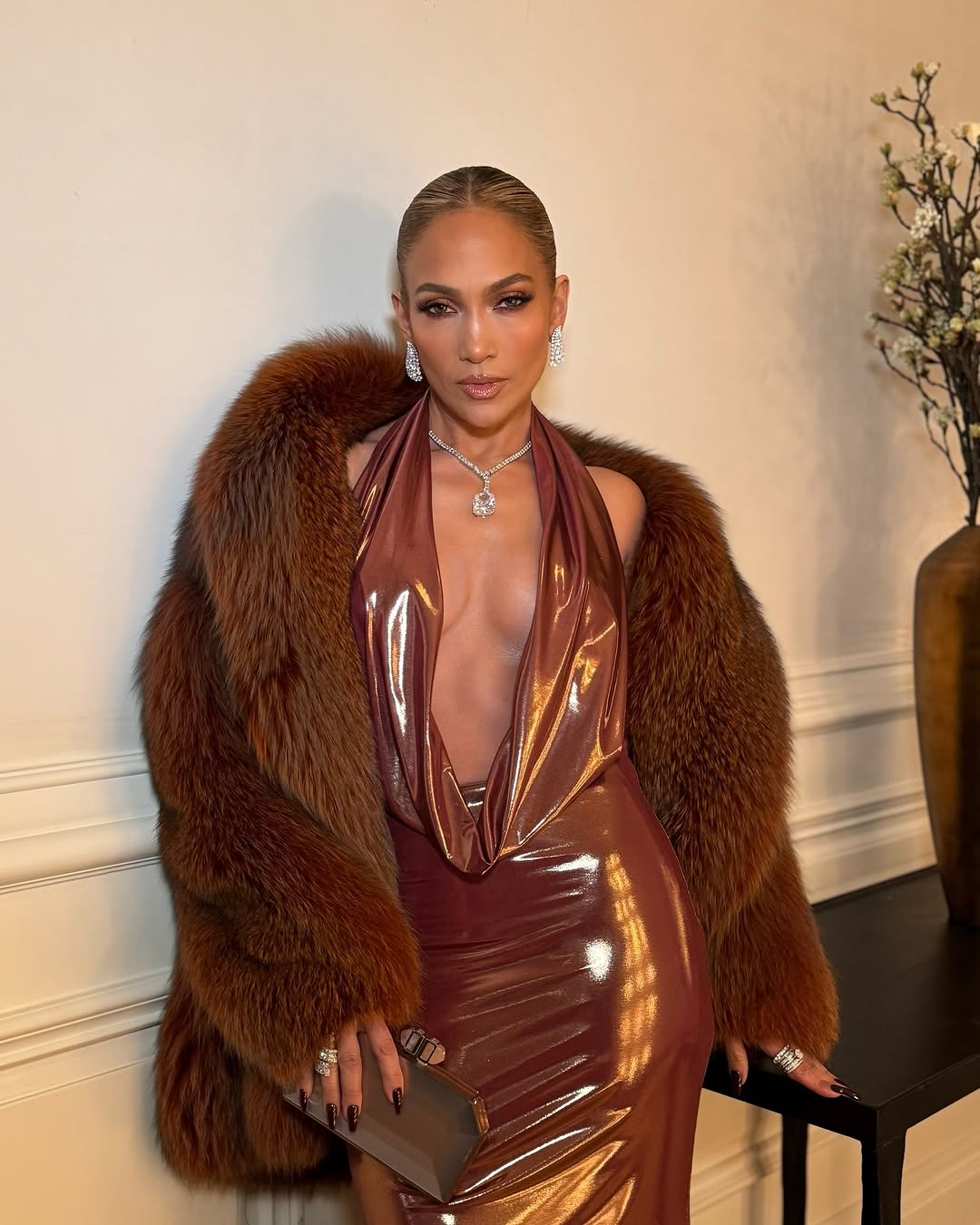 JLO mostra-se “Soltera” com look e aquece as redes nos pré-Grammys. Veja as fotos