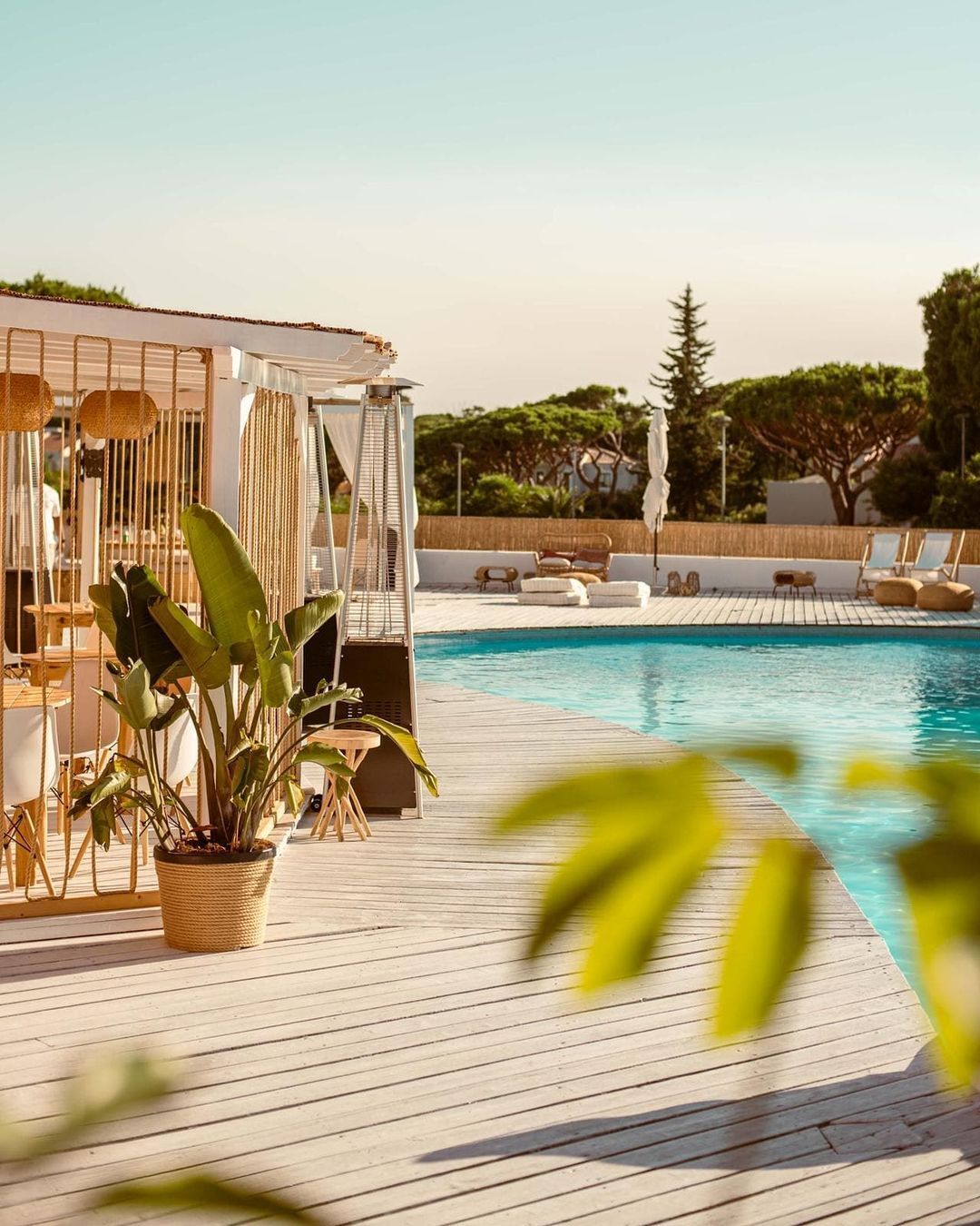Hide Pool Club. O novo espaço no Algarve que serve ostras e mojitos à beira da piscina