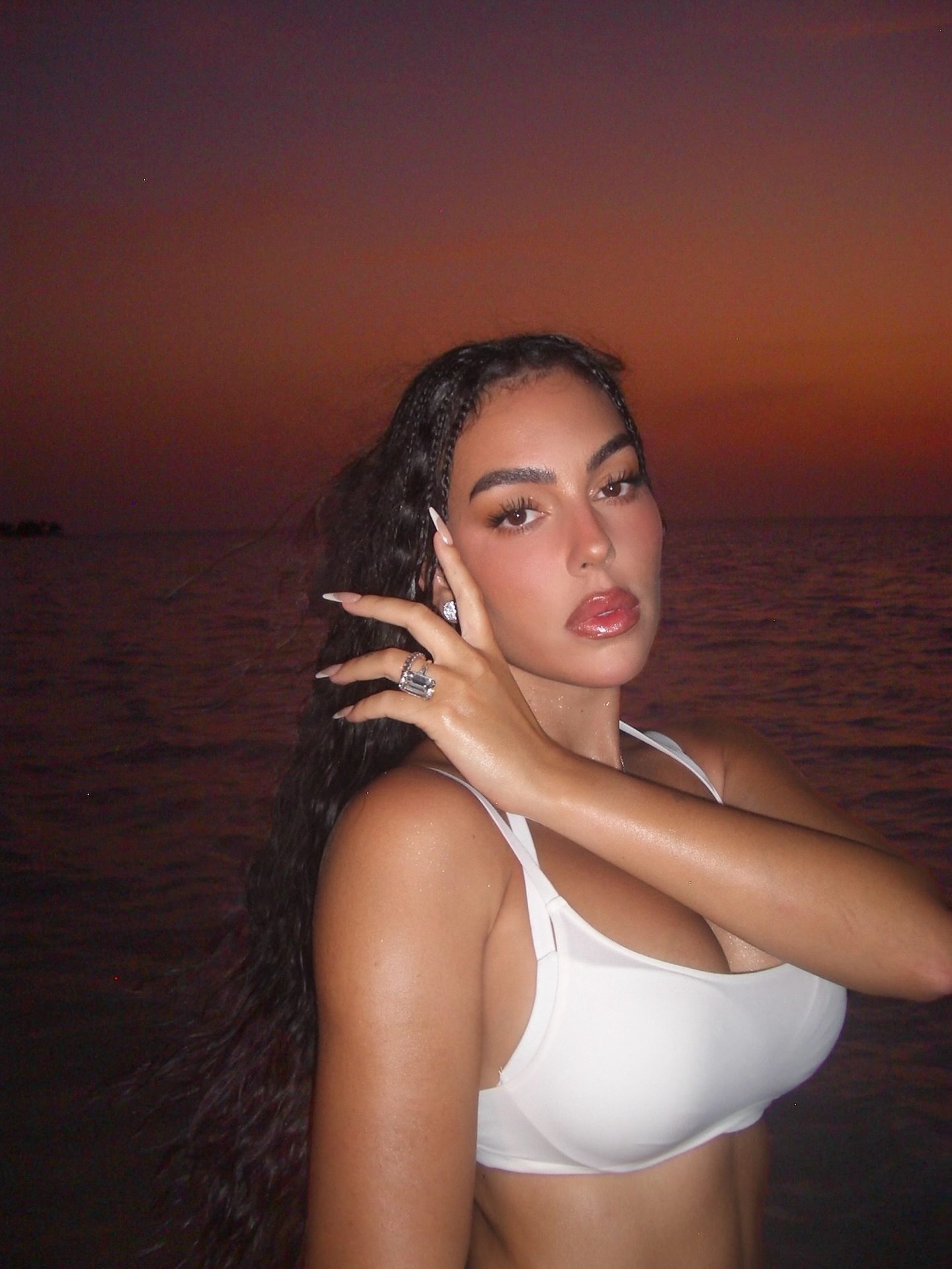 Georgina faz a temperatura subir na praia, mas as joias roubam as atenções. Veja as fotos