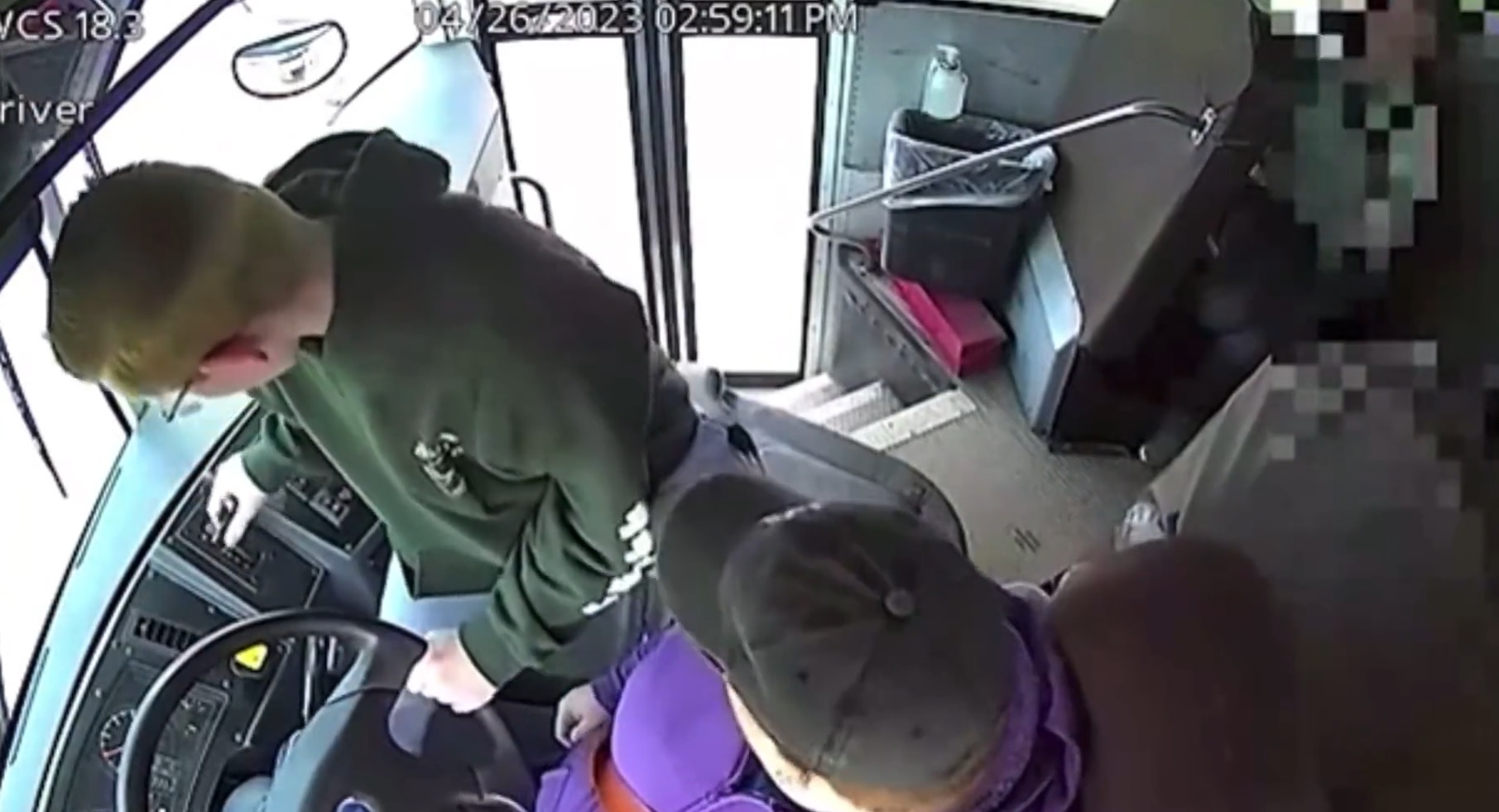 Miúdo de 13 anos salva colegas de desastre depois de motorista do autocarro desmaiar (VÍDEO)