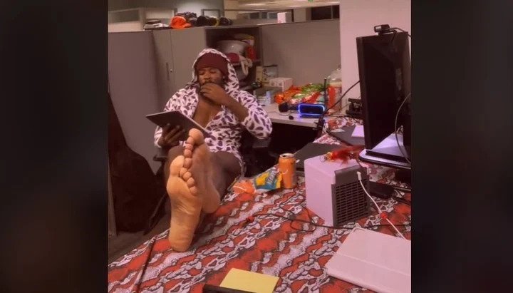 Revoltado por ter salário baixo e sem condições de pagar a renda, foi viver para o escritório da empresa