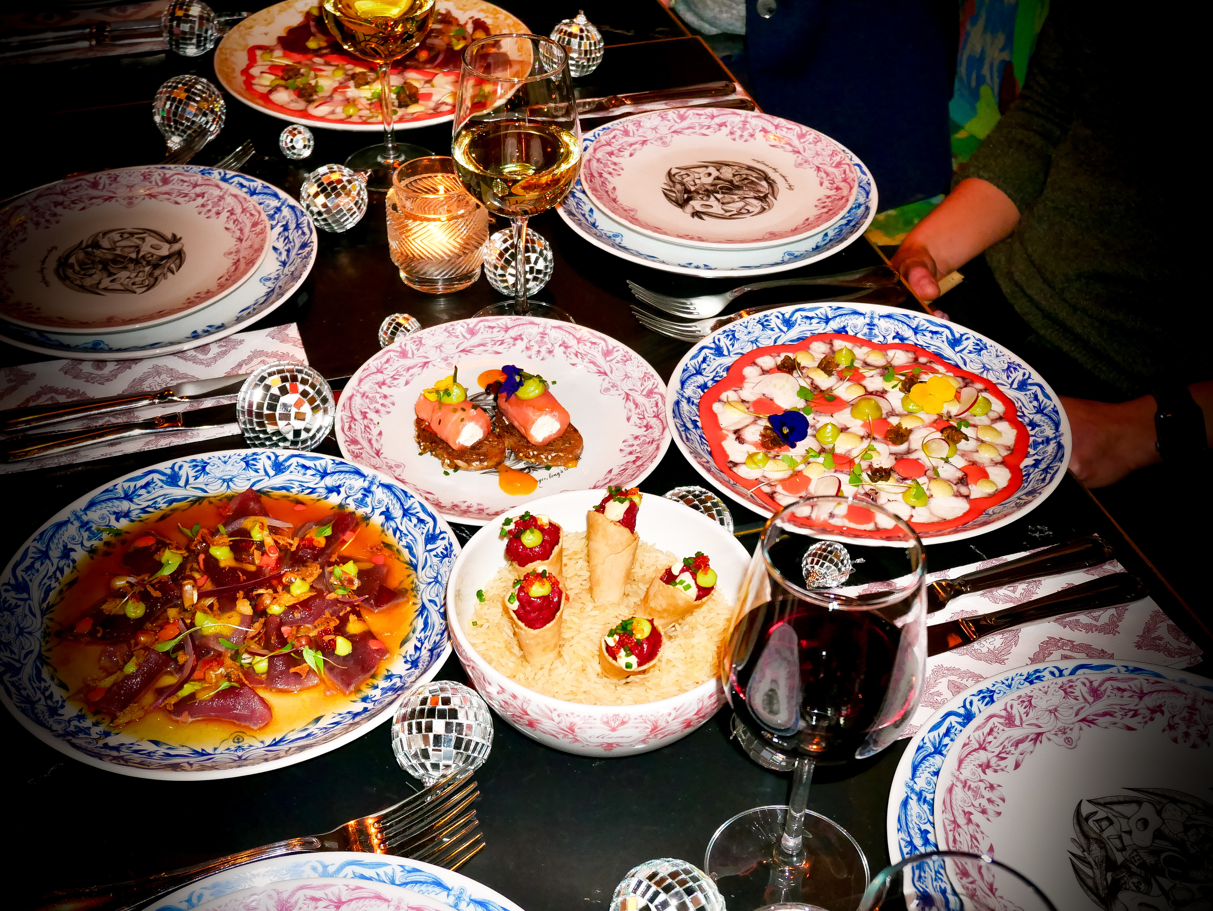 Comida, bebida e muita nostalgia. Conheça as propostas do Mama Shelter para a última noite do ano