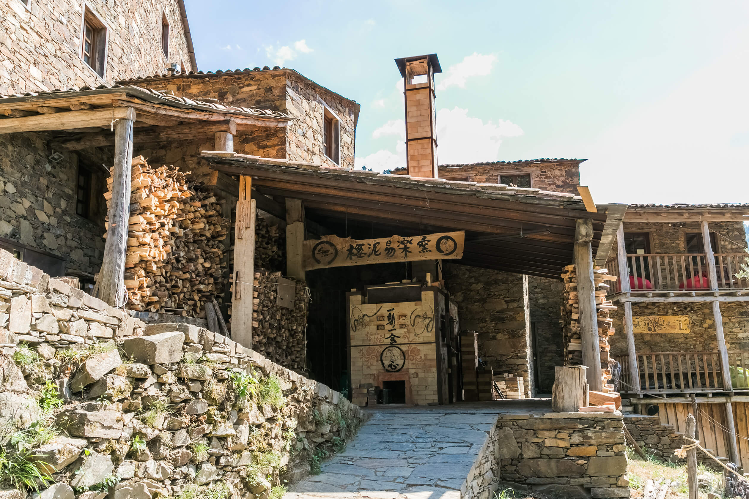 É semana de festa nesta Aldeia de Xisto (que tem o único forno japonês sem fumo da Península Ibérica)