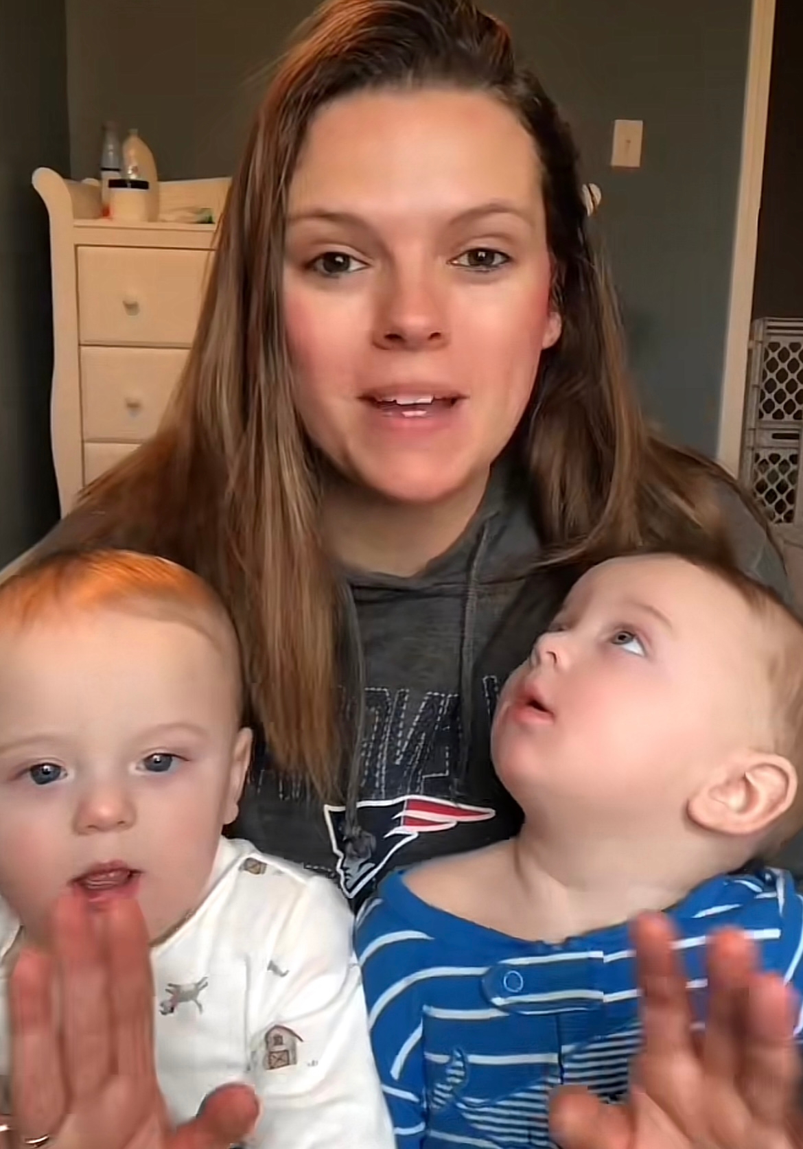 Esta mãe fez tatuagens nos filhos gémeos para os conseguir distinguir. A internet enlouqueceu