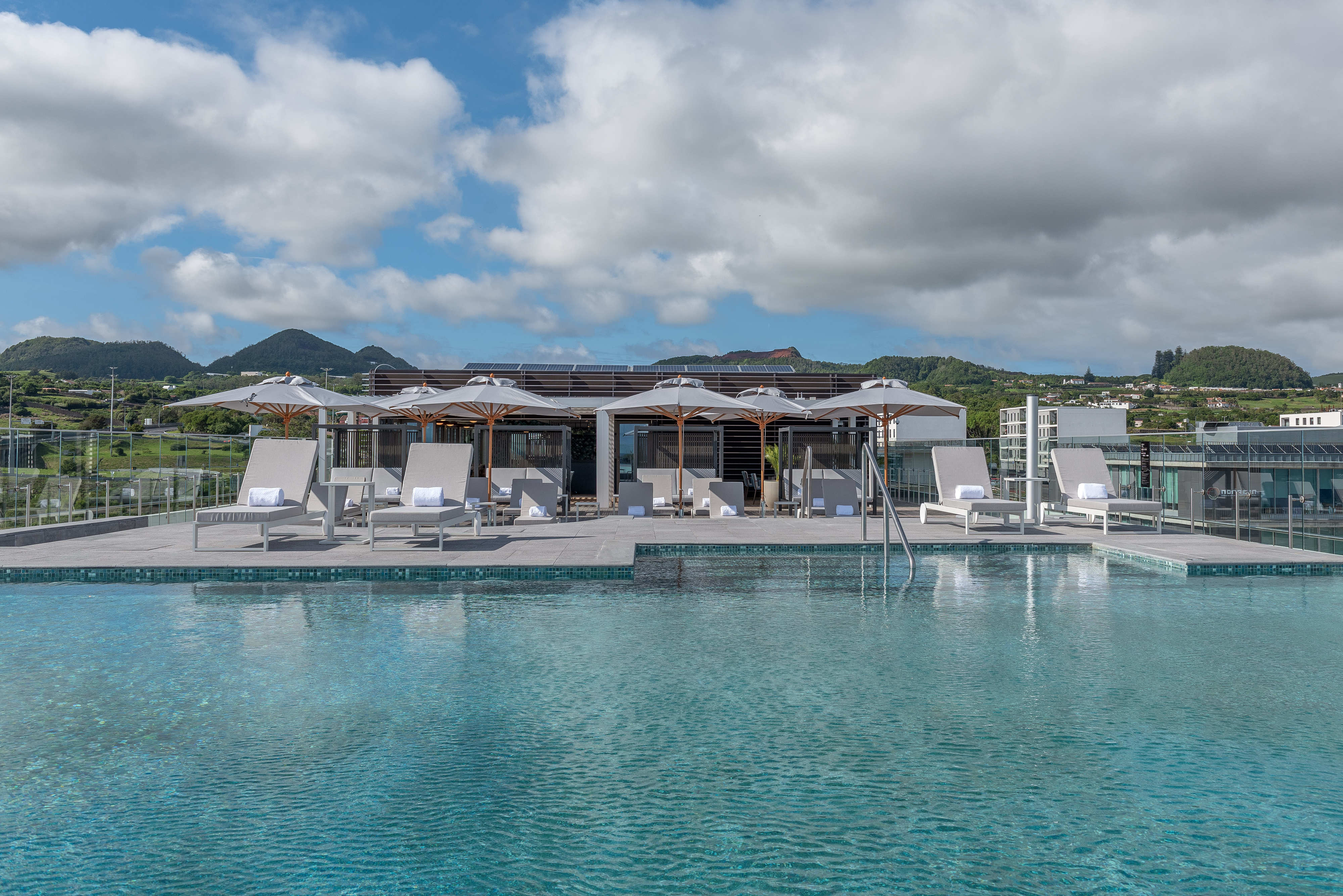 Neste novo rooftop, pode beber um cocktail com vista para o oceano (e mergulhar na piscina)
