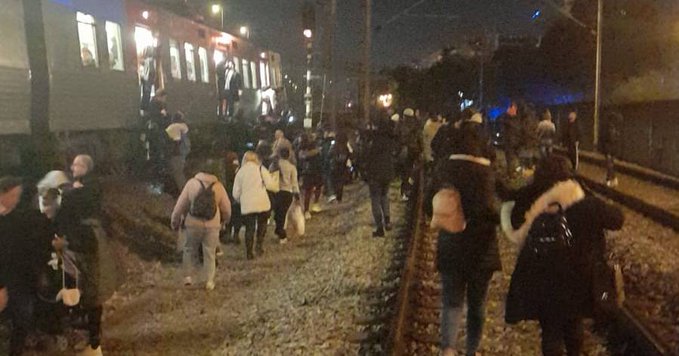 Comboio lotado ficou parado durante mais de uma hora. Alguns passageiros sentiram-se mal e outros optaram por sair em plena linha