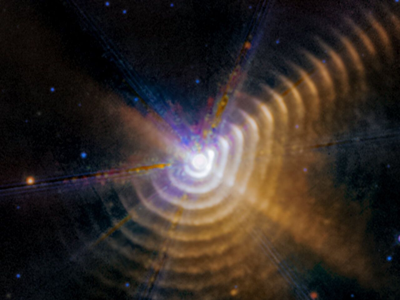 Dança cósmica revela fábrica estelar de pó de carbono essencial para a vida na Via Láctea