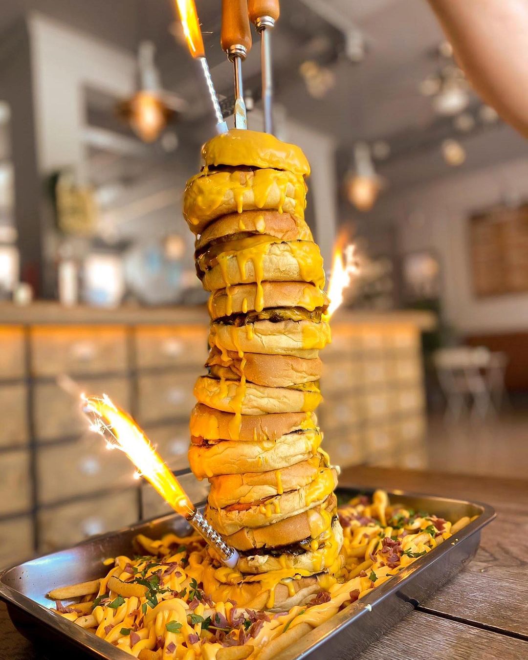 Esta torre de hambúrgueres fez palpitar o coração? Saiba onde a pode encontrar (e comer)