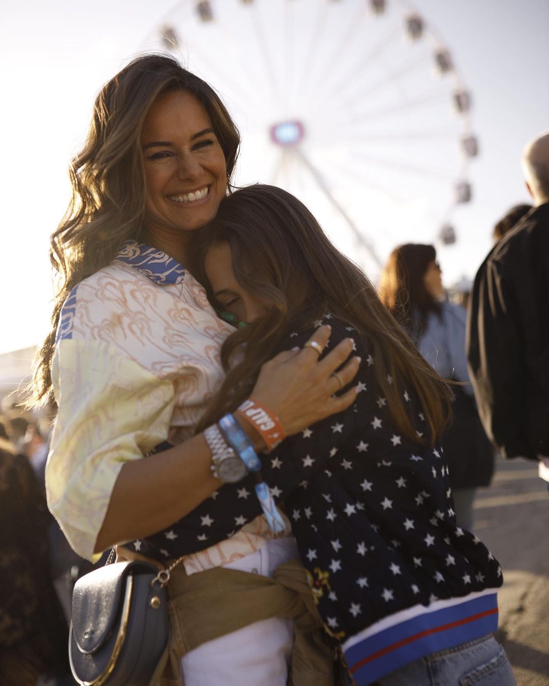 Filha de Cláudia Vieira já acompanha a mãe no Rock in Rio. “É festivaleira” e uma ótima “compincha”