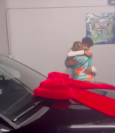 Dolores Aveiro faz anos e o filho deu-lhe (mais) um Porsche. Cristiano Ronaldo já está na Madeira