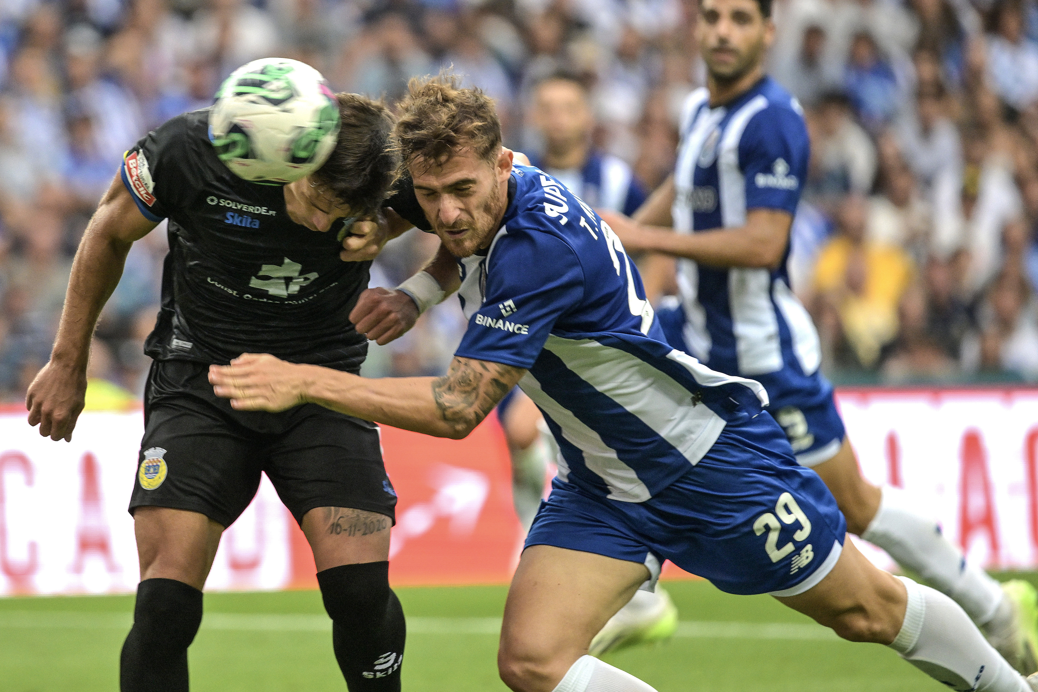 Na minha vida nunca vi 20 minutos de descontos”: Arouca contesta tempo de  compensação contra o FC Porto – Observador