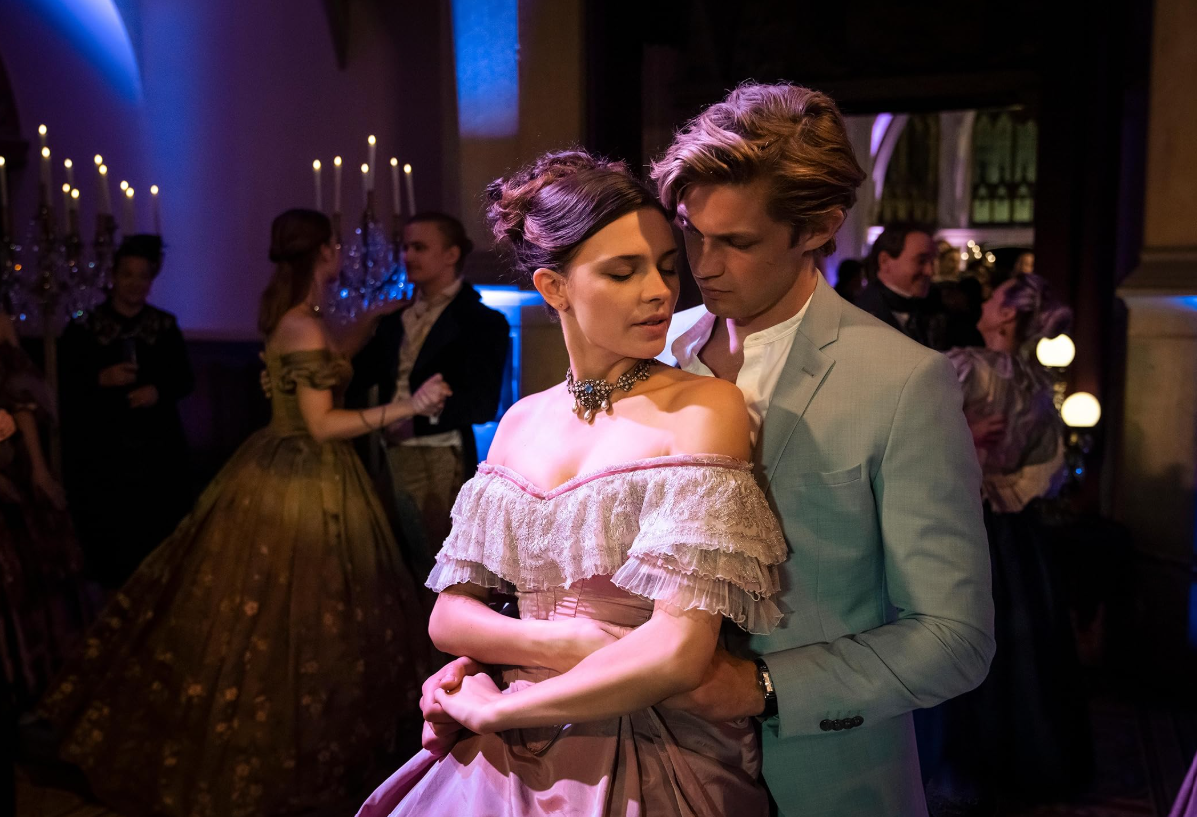 A segunda temporada de “Maxton Hall” chegou à Prime Video. Tudo sobre este romance adolescente