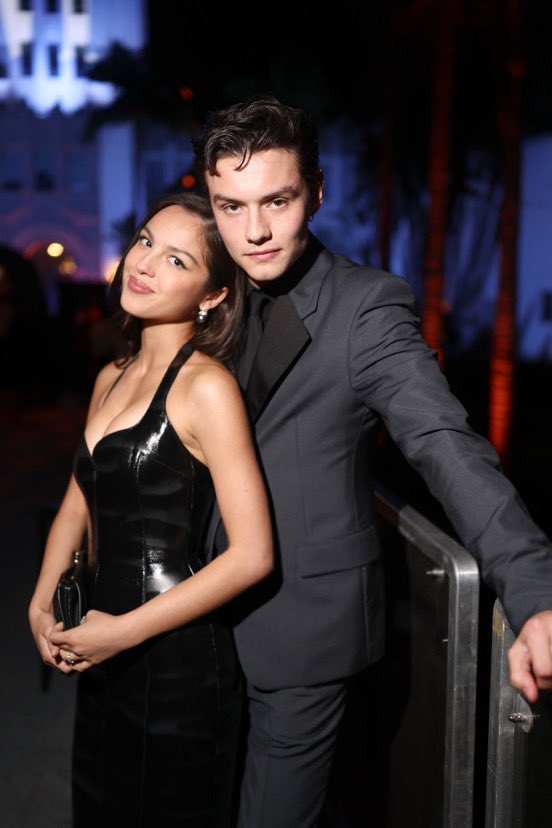 Olivia Rodrigo está noiva de Louis Partridge? Cantora de 22 anos surge com anel vistoso