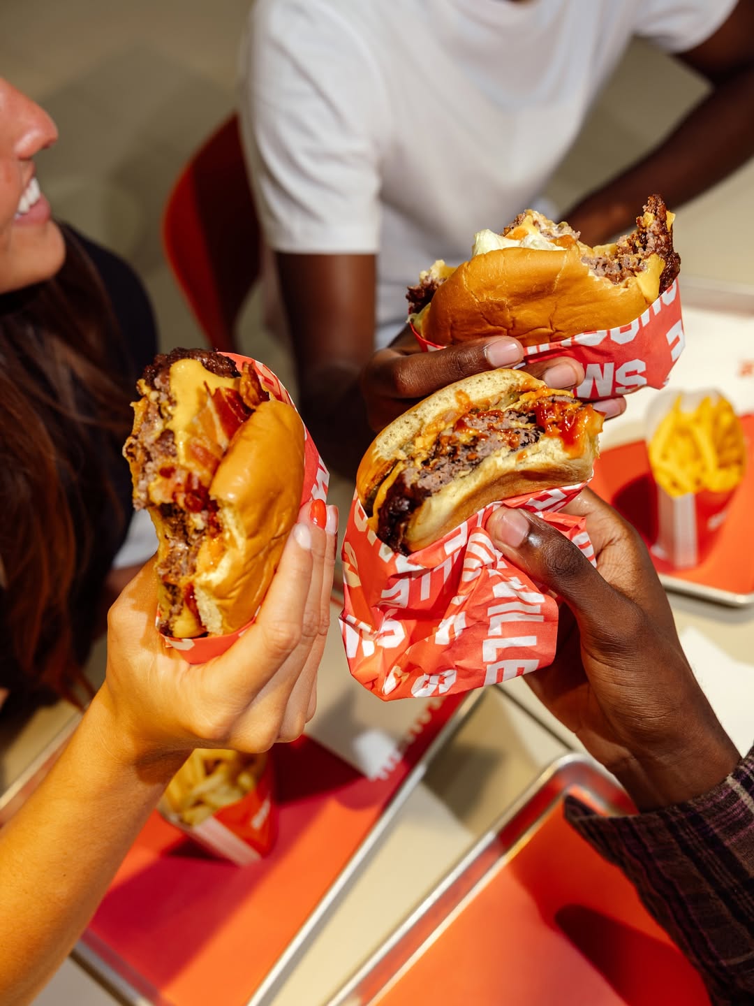 Os smash burgers virais do TikTok têm uma nova “vila” em Portugal. Saiba onde fica a loja