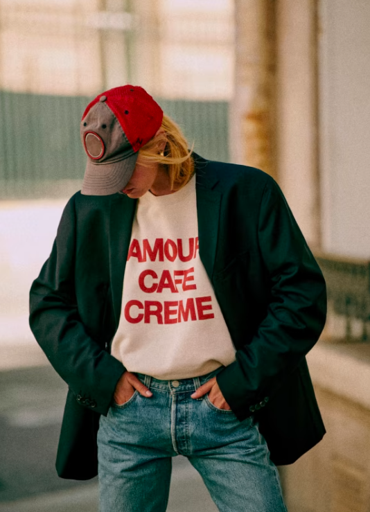 Frio, estás aí? Precisamos de um motivo para usar esta nova sweatshirt de vibe parisiense