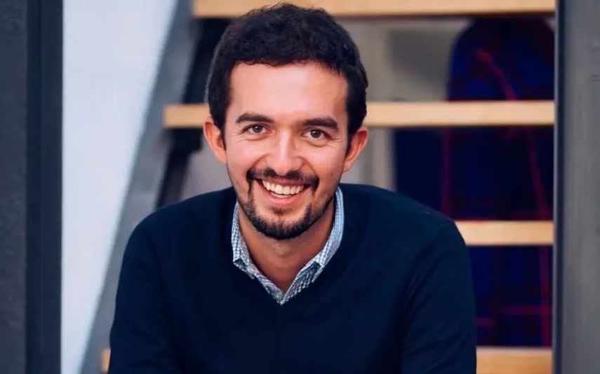 Depois de roubar mais de 250 mil euros e ser despedido, Manuel Santana Lopes é empregado de mesa em restaurante