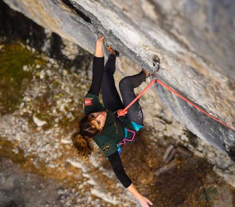Campeã de escalada de 16 anos morre após queda de 150 metros