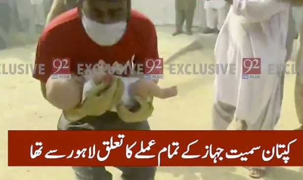 Um bebé foi retirado com vida dos escombros do acidente aéreo no Paquistão