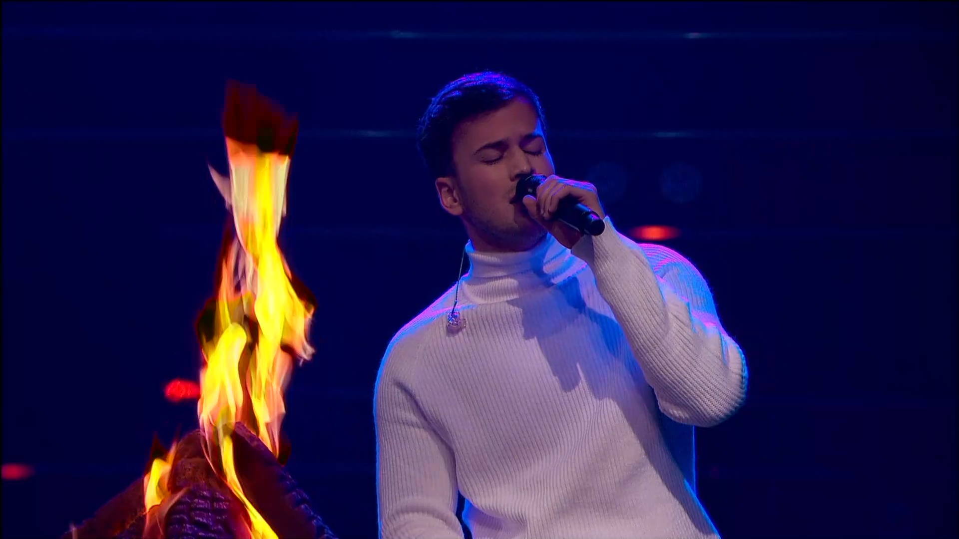 Um mês depois da morte da irmã Sara, David Carreira volta a cantar num momento emocionante