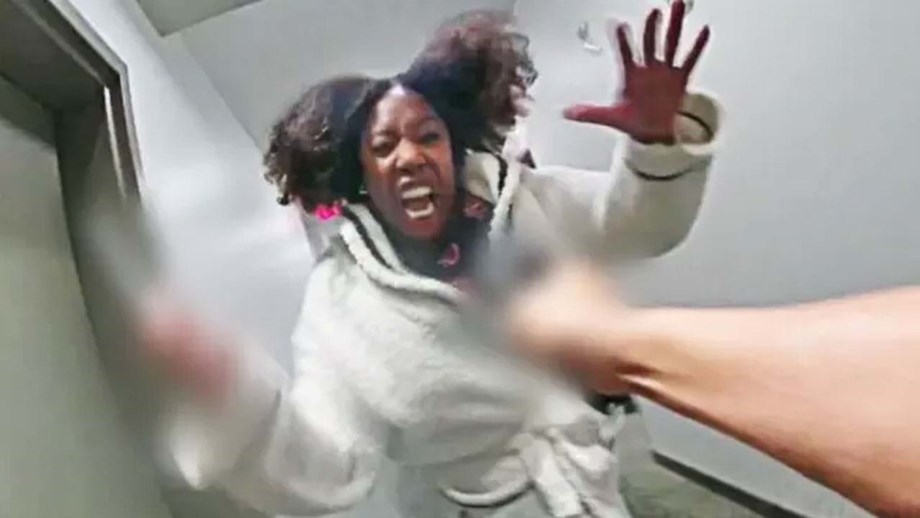 Antiga jogadora de basquetebol morta a tiro após tentar esfaquear polícia (VÍDEO)