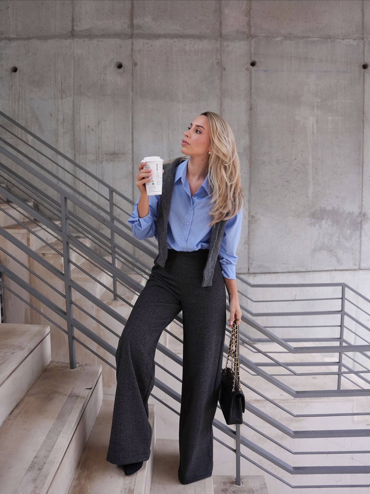 Confortáveis e muito elegantes. Tem de ver este modelo de calças a que Helena Coelho está rendida