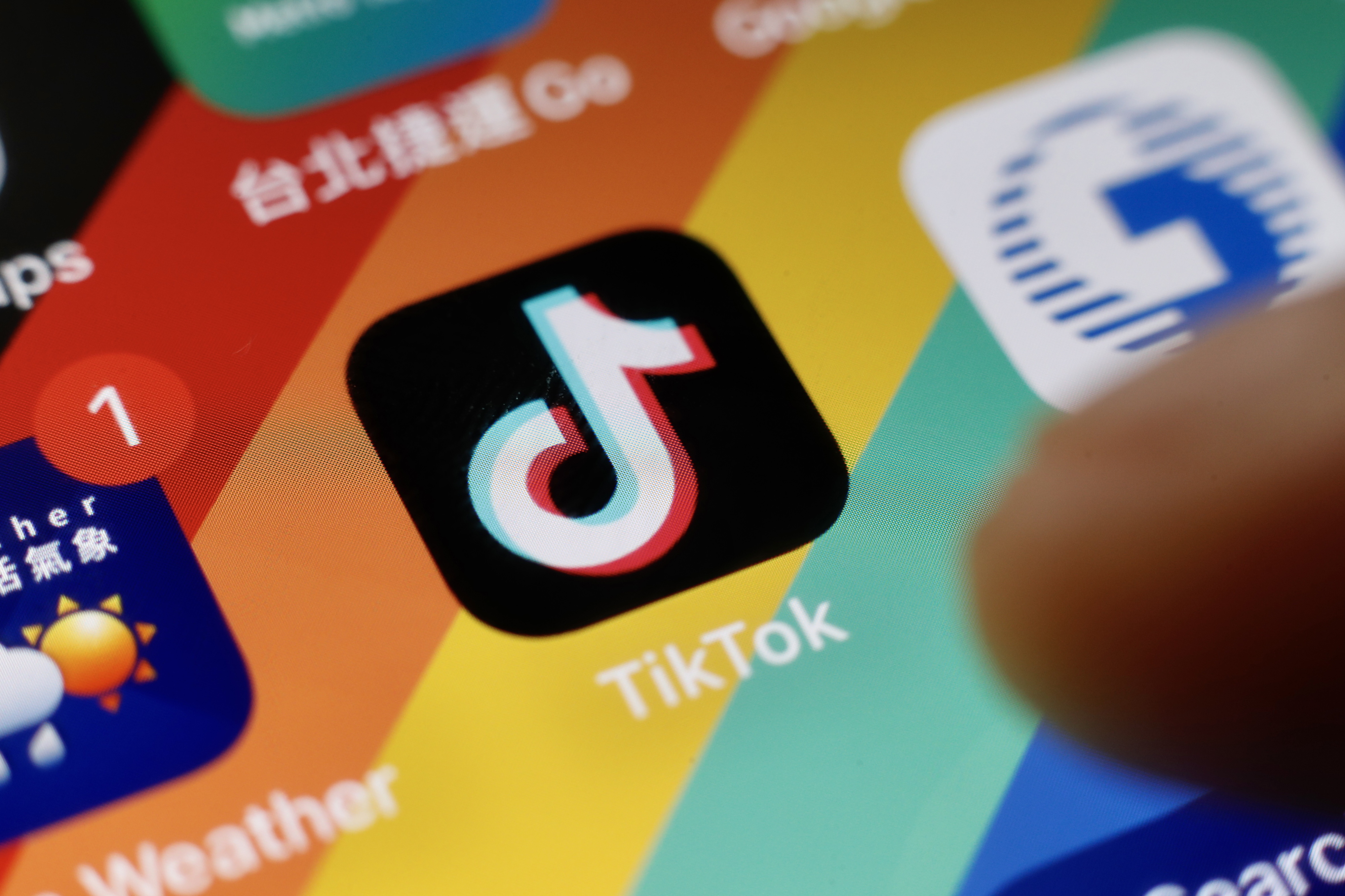 TikTok volta a estar disponível nos Estados Unidos nas lojas de apps da Apple e Google