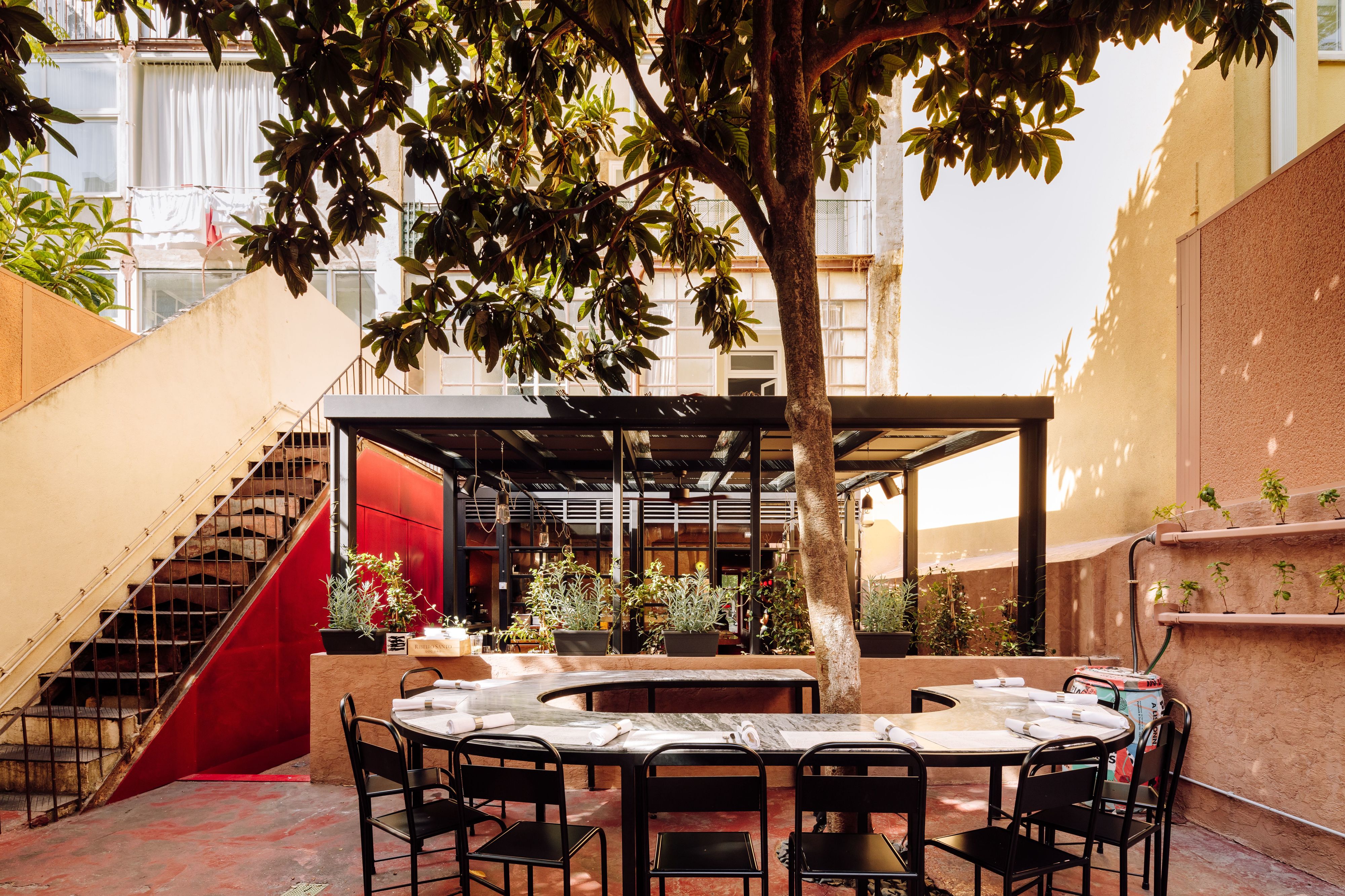 Dos pátios escondidos a espaços à beira-rio. 10 esplanadas para aproveitar Lisboa no verão (e em segurança, claro)