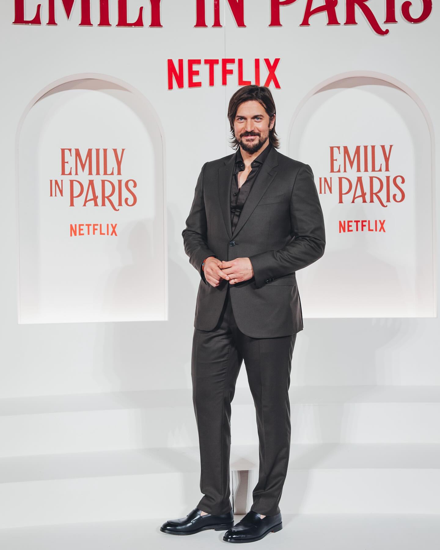 Gabriel de “Emily in Paris” tem mais cabelo e a barba por fazer — e nós sabemos porquê. Saiba tudo