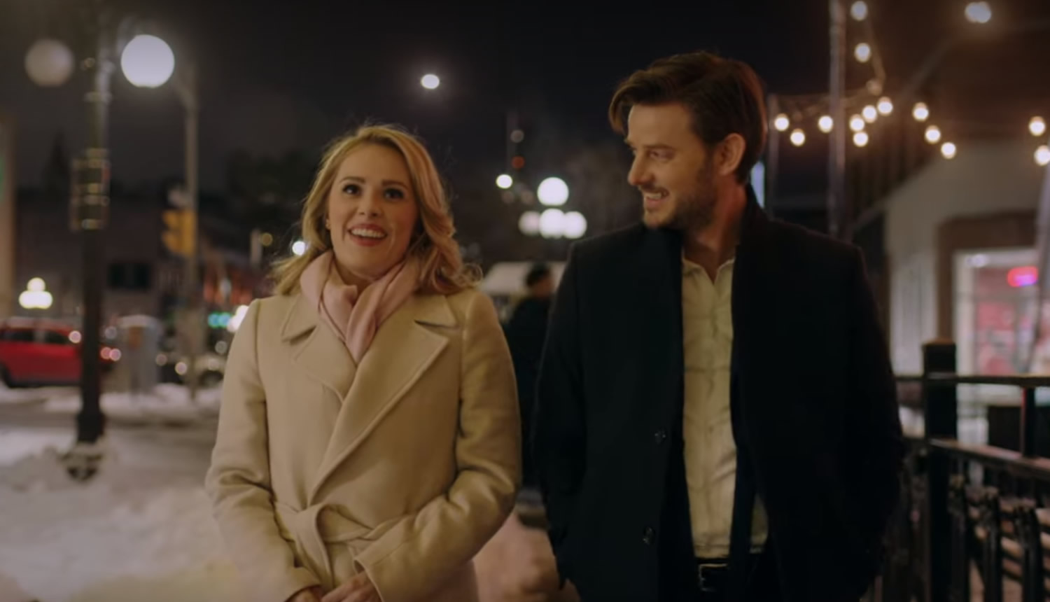 “Um Beijo à Meia-Noite”. O filme de Natal mais fofinho da Netflix e com dose mínima de “cringe”
