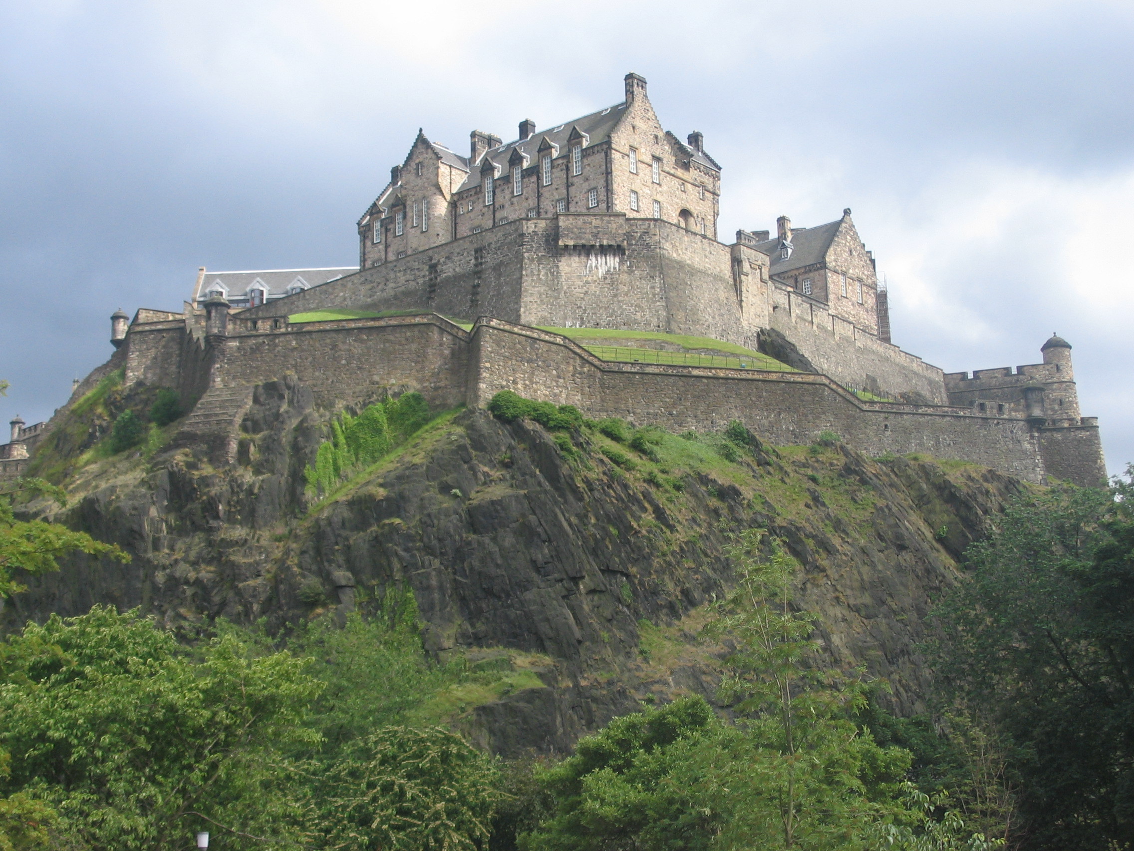 Неприступная крепость это. Эдинбургский замок Шотландия. Эдинбургский замок (Эдинбург, Шотландия). Средневековый замок в Эдинбурге. Эдинбургский замок достопримечательности Великобритании.