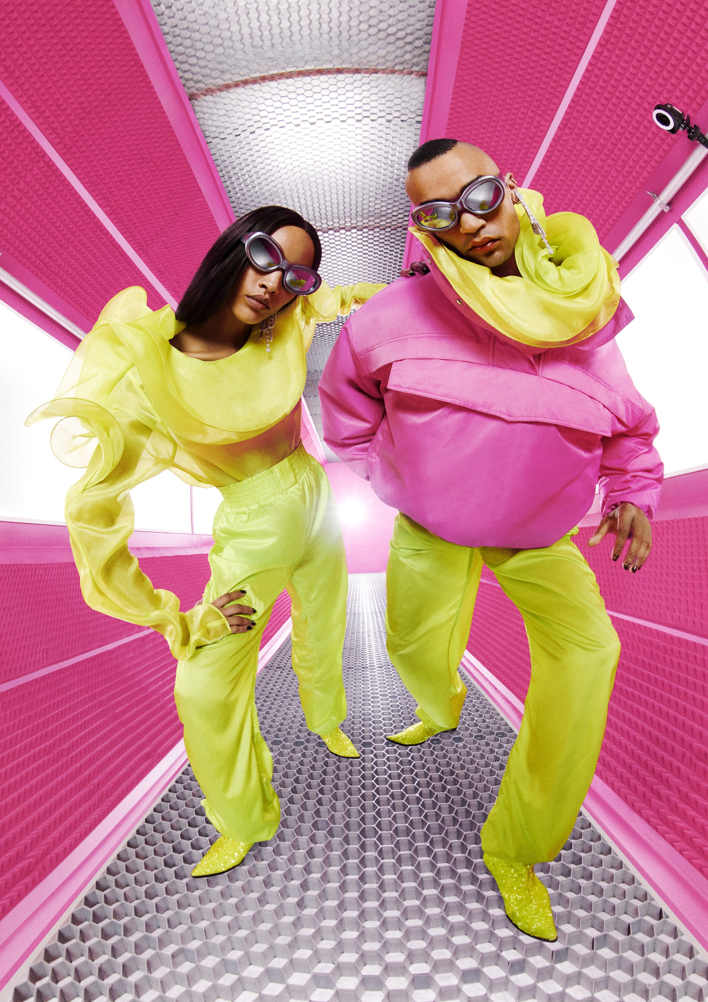 Das botas de (quase) 400€ aos conjuntos brilhantes, a nova coleção da H&M leva-nos ao futuro e ao espaço