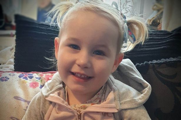 Menina de 2 anos morreu depois de ser violentamente agredida pelo padrasto. Mãe da criança ignorou sinais