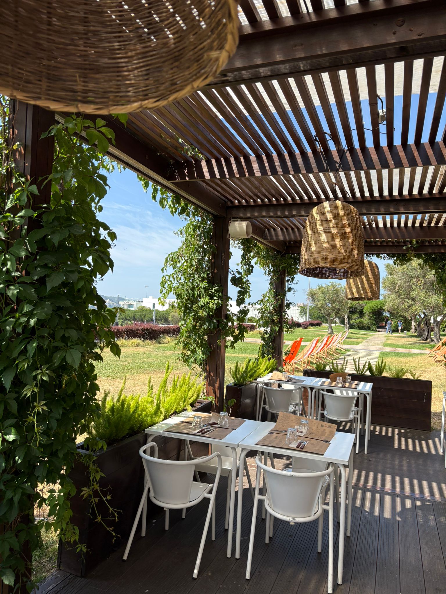 Combinações deliciosas, espreguiçadeiras e boa música. A esplanada do Este Oeste está pronta para o verão