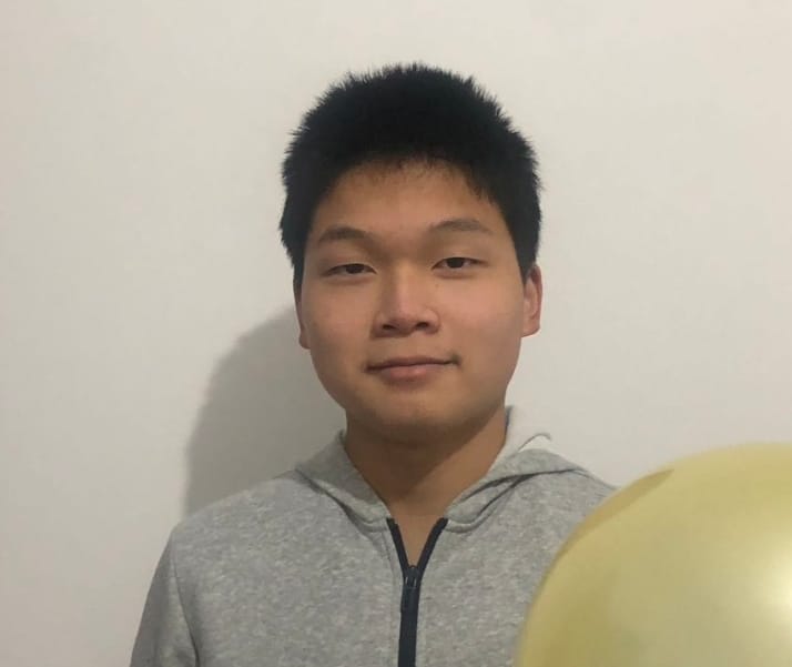 Corpo de jovem de 16 anos encontrado preso no lodo de rio. Estava desaparecido há mais de uma semana