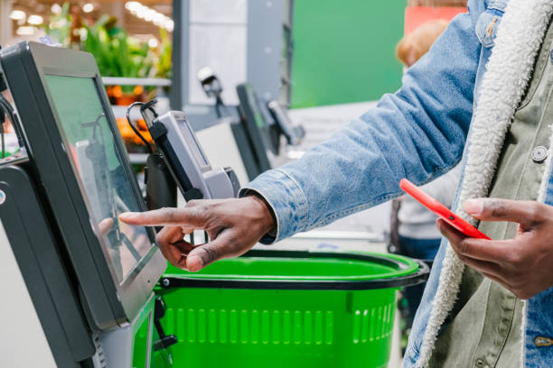 Esta cadeia de supermercados vai retirar as caixas de self-checkout para os clientes falarem com os funcionários