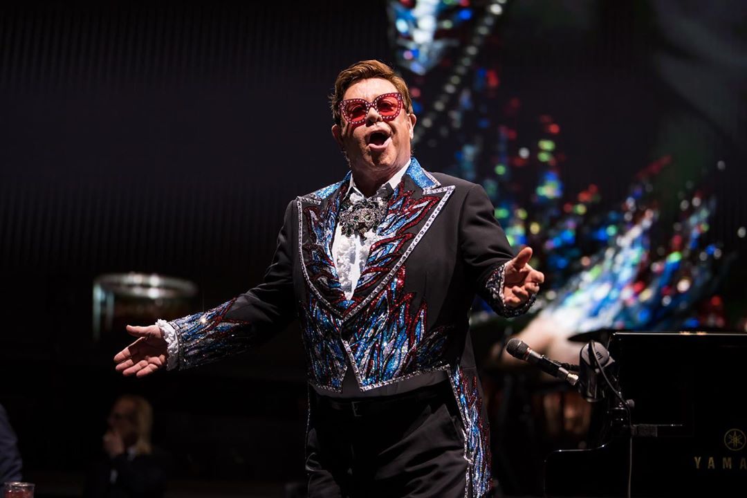 Elton John sai a meio de concerto e revela sofrer de uma pneumonia