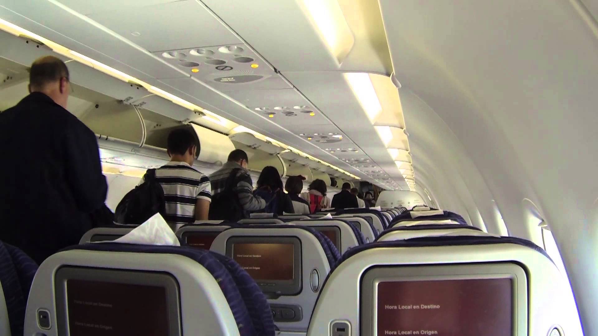 40 perguntas para aquelas pessoas que se levantam assim que o avião aterra