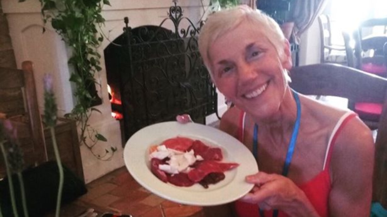 Mulher de 56 anos troca o veganismo pelas carnes cruas – e garante que é mais saudável assim