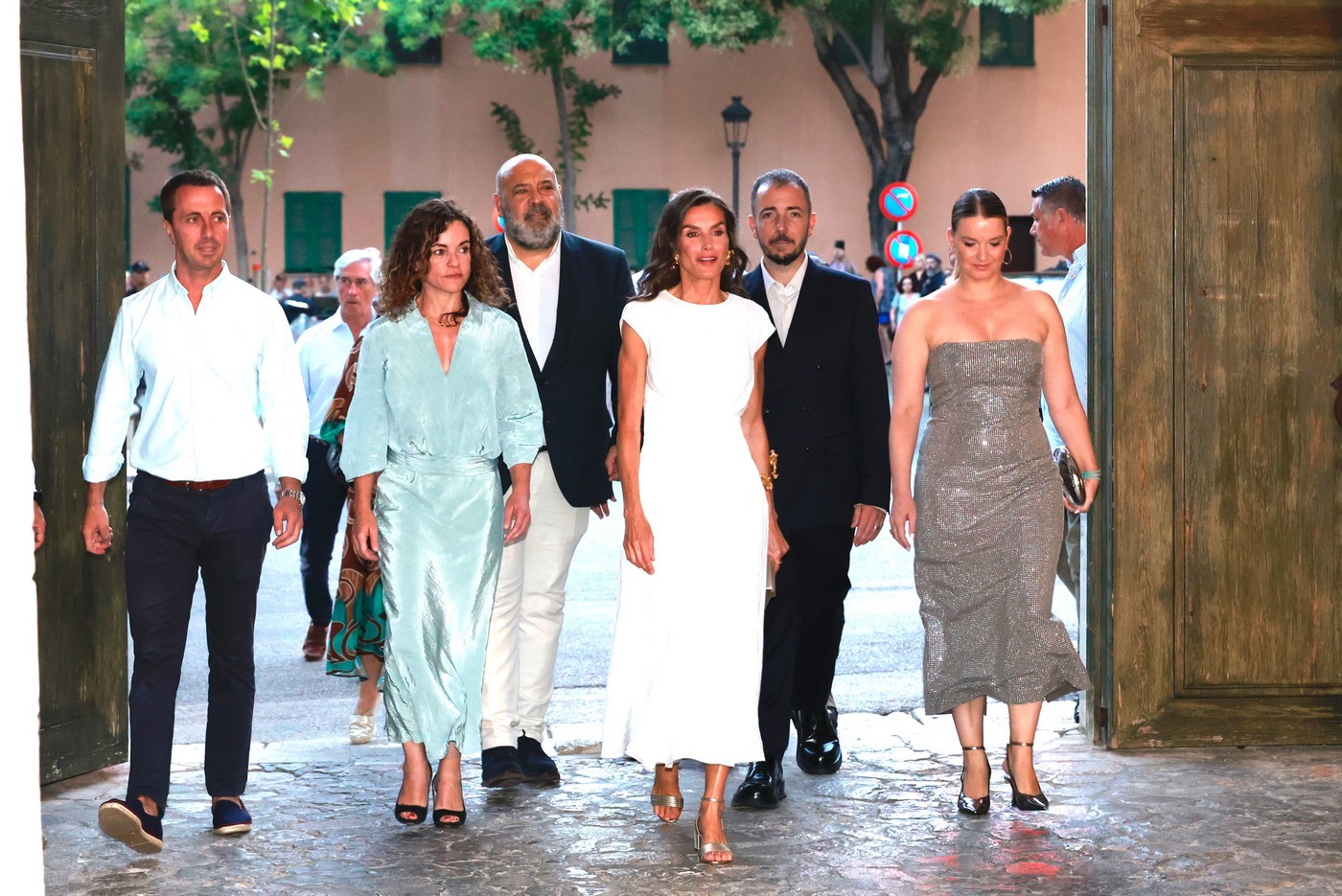 Letizia deslumbra com vestido branco (e está a dar que falar). Peça custa mais de 1000€