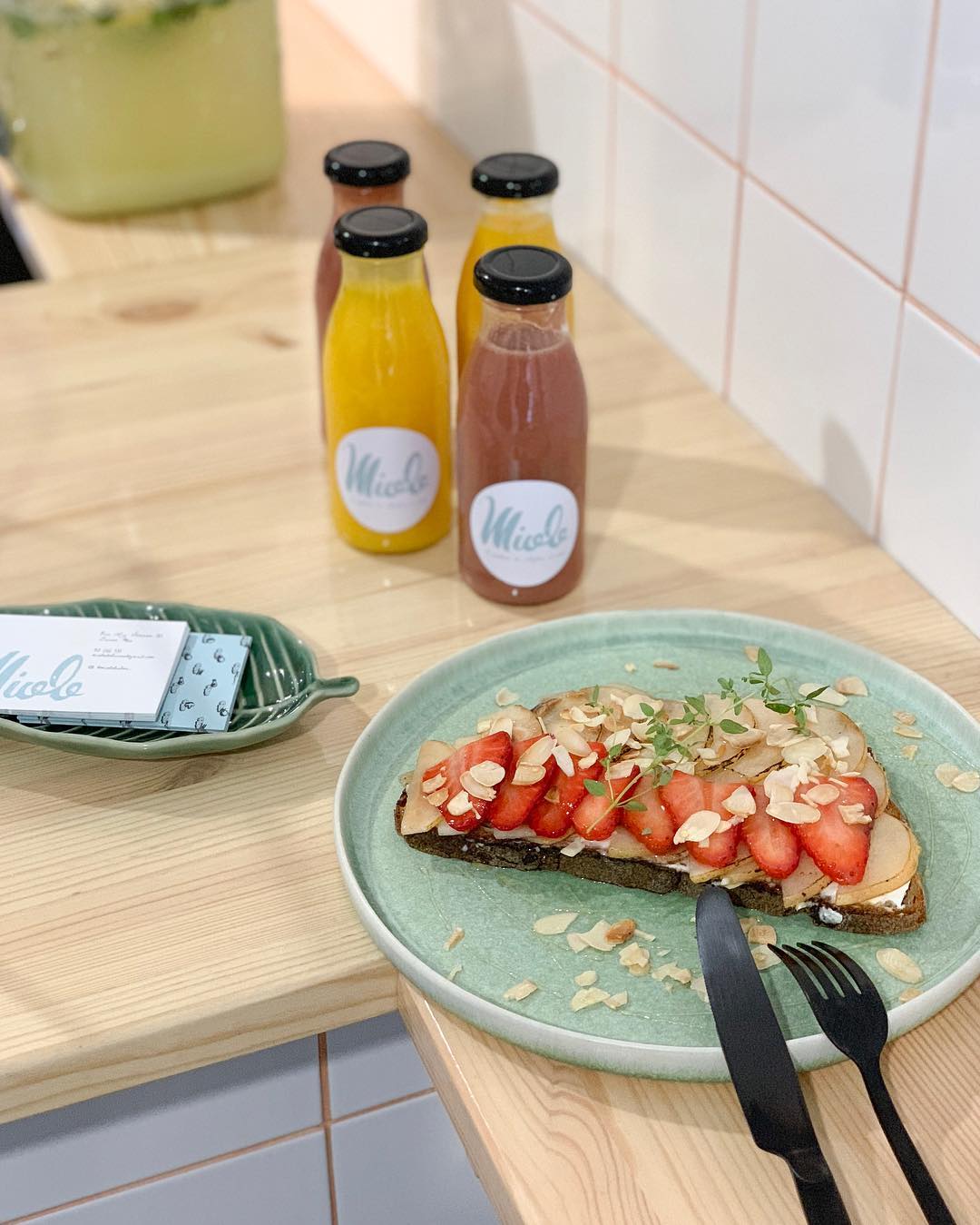 Cachaço de porco preto ou sardinha de conserva. Na Miolo, Portugal é servido no pão