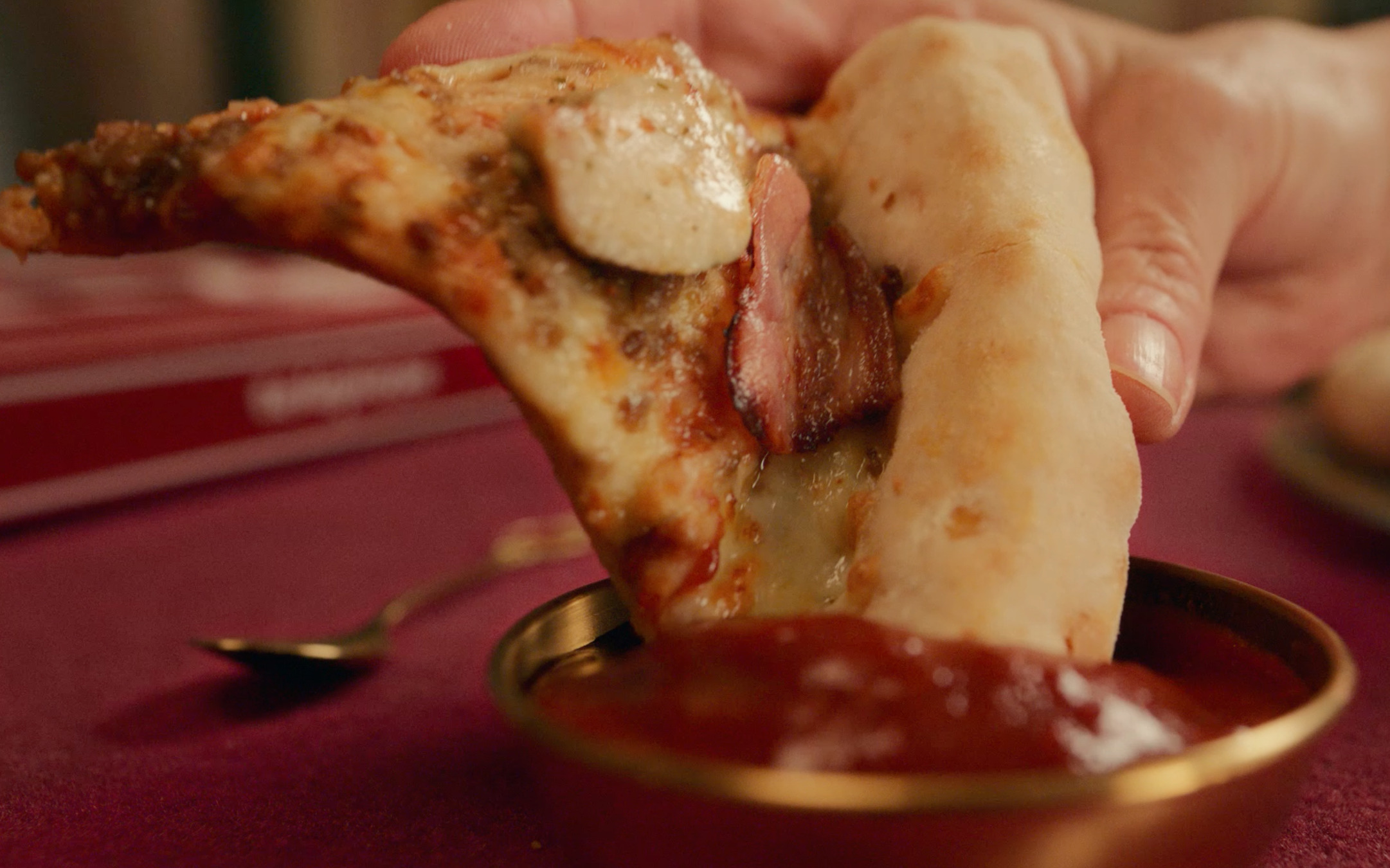 Rebordo da pizza recheado e molhos saborosos. A Telepizza tem novidades (e também uma promoção)