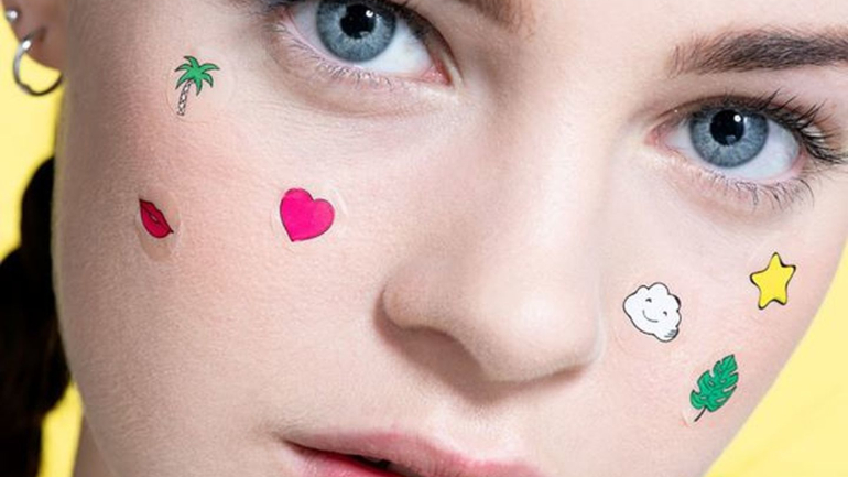 Sabia que existem adesivos com emojis para tratar borbulhas?