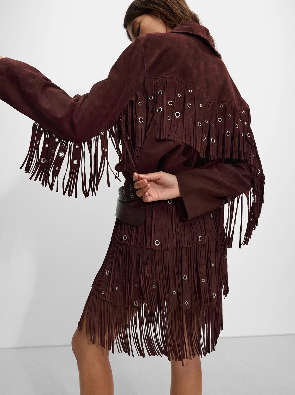 O boho está de volta e trouxe as franjas atrás. 22 peças para se render à tendência (desde 22,95€)