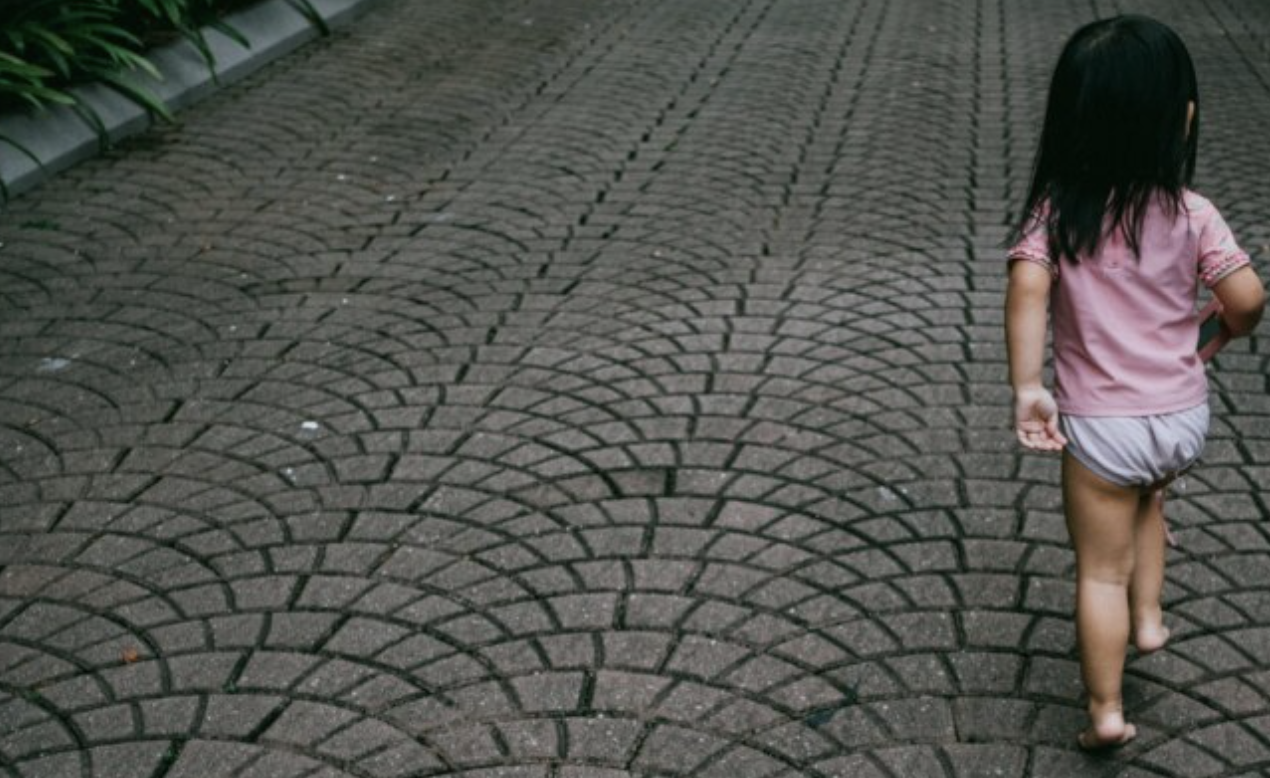 Bebé encontrado a andar sozinho na rua, de fralda, às 2 da manhã perto do Porto. CPCJ tem pais sinalizados