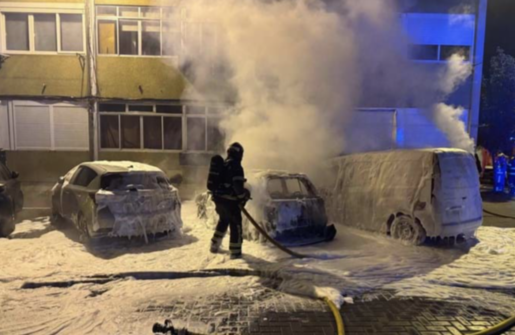 Zonas mais caras de Lisboa com carros e caixotes do lixo incendiados. Noite violenta e de vandalismo em Lisboa