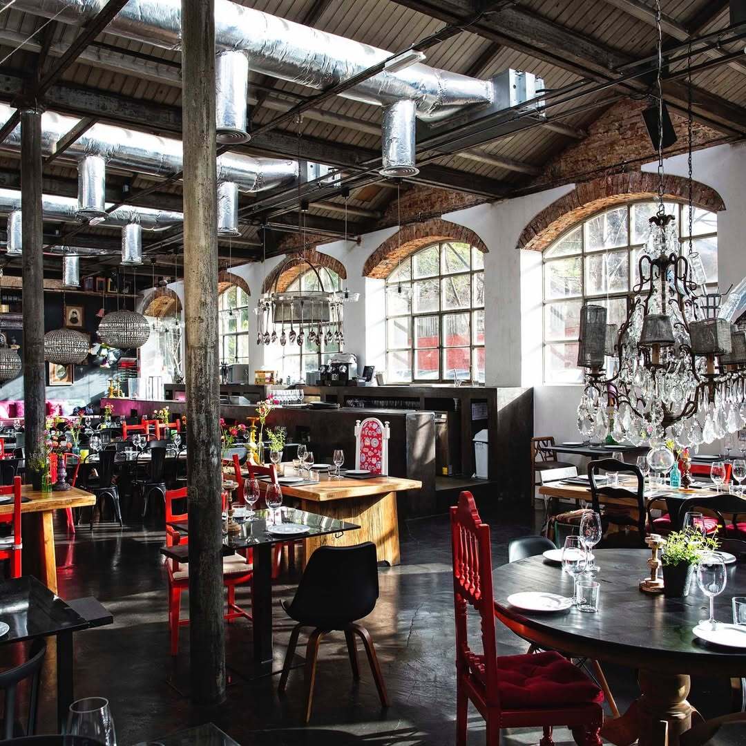 Icónico restaurante da capital é obrigado a fechar e está a vender tudo este domingo, desde as mesas aos talheres