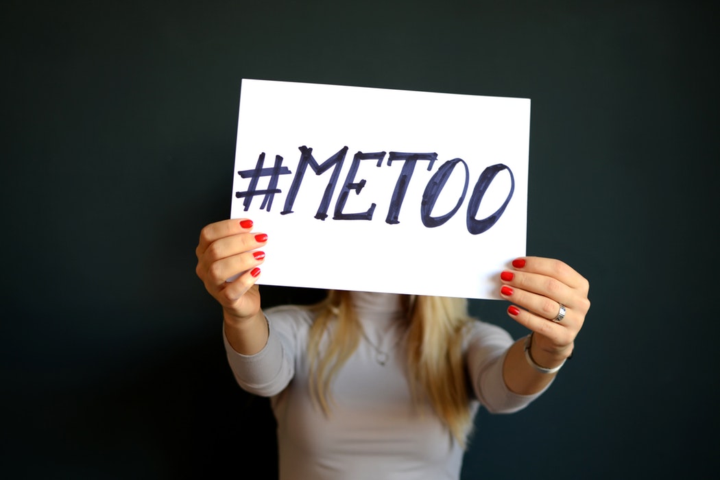 Estudo. Homens acreditam que mulheres são mais propensas ao assédio se vestirem roupas reveladoras